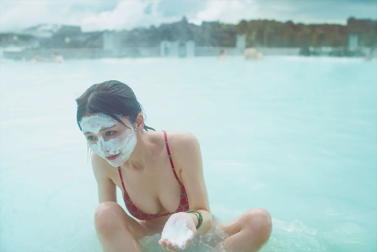 長濱ねる、 “世界最大の露天風呂”で泥パック 2nd写真集先行カット公開