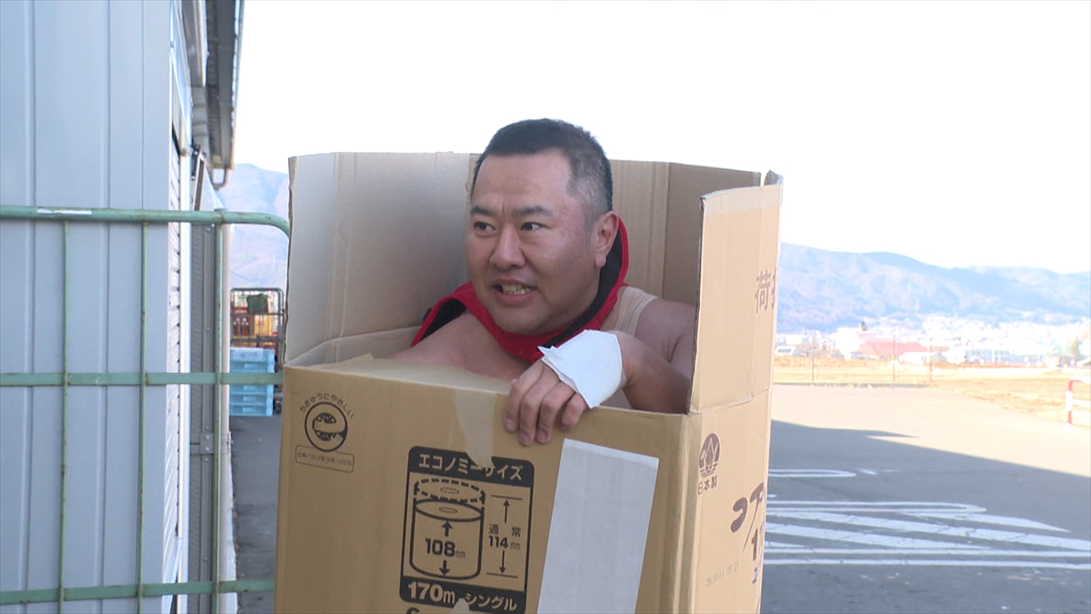 『安村、雪山を登る』