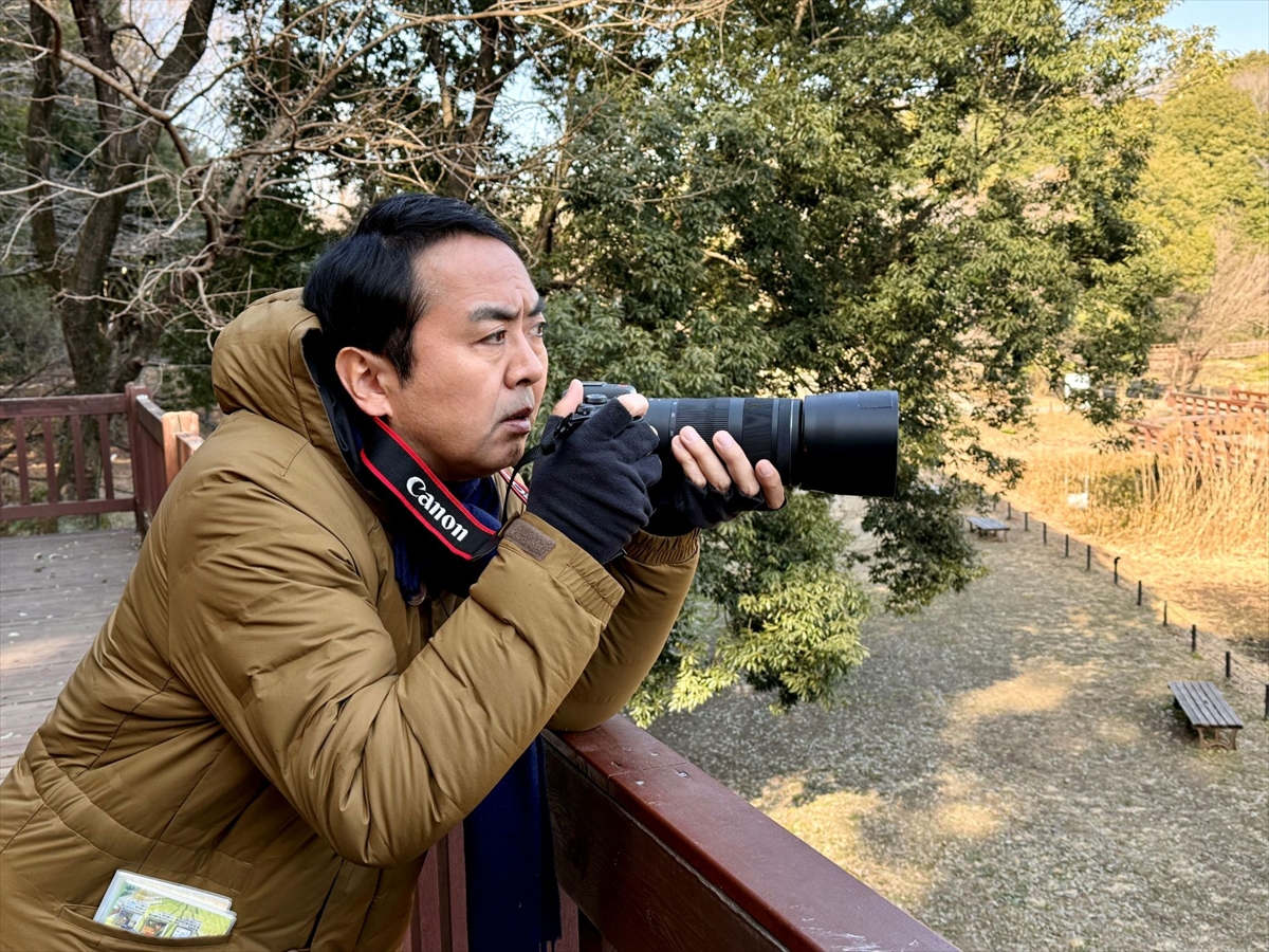 『野鳥を見る田中』