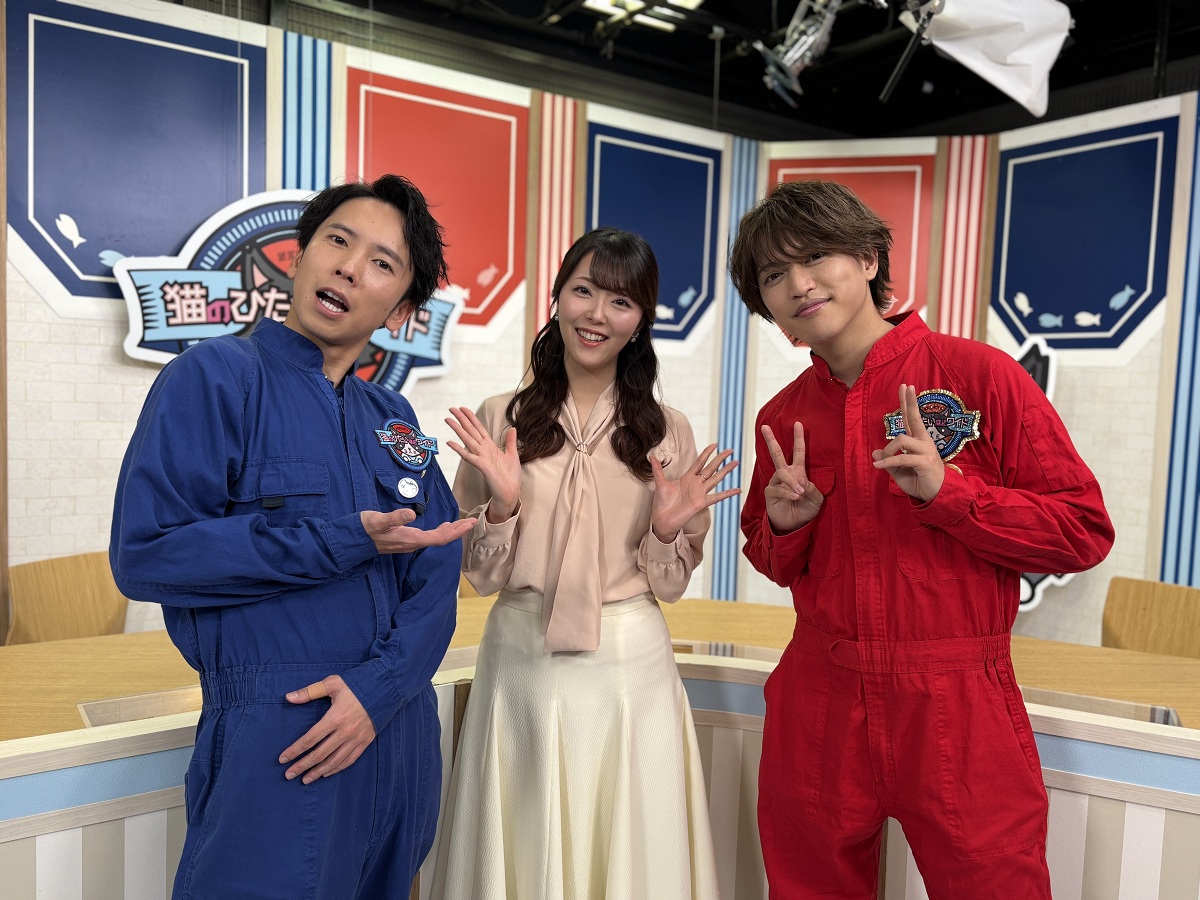 『猫のひたいほどワイド』左から)“猫の手も借り隊”月曜ブルーの大矢剛康、岡村帆奈美(tvkアナウンサー)、月曜レッドの石渡真修