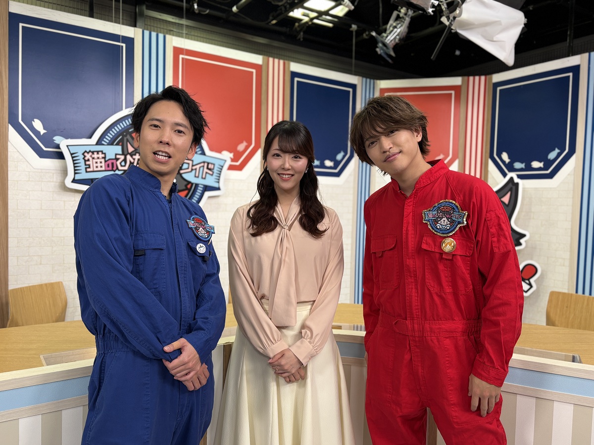 『猫のひたいほどワイド』左から)“猫の手も借り隊”月曜ブルーの大矢剛康、岡村帆奈美(tvkアナウンサー)、月曜レッドの石渡真修