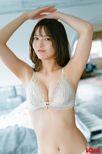 黒嵜菜々子「BOMB」9月号