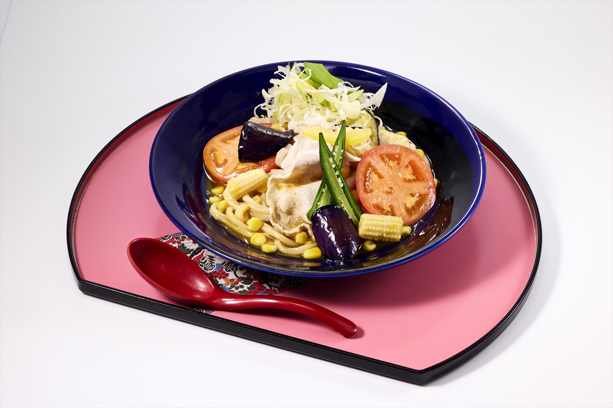 コラボ「サ飯」原田泰造プロデュース「晩夏野菜でほてりを冷やし美明豚でストレスフリー 日本の夏は冷やしカレーうどん」