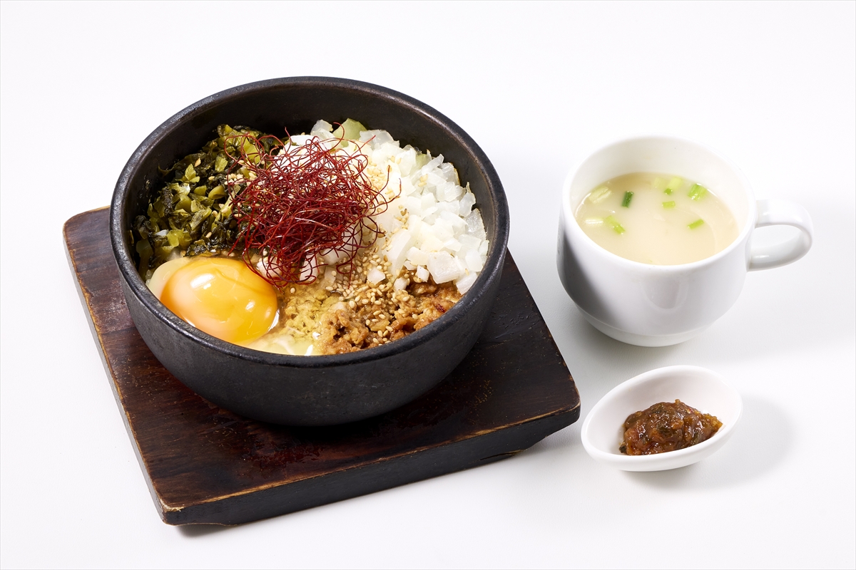 コラボ「サ飯」三宅弘城プロデュース「チャーハンじゃないよ、やきめしだよ~鶏白湯スープで味変してごらん~(牛タン焼きでよく見るアレと共に)」