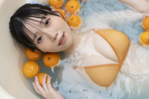 新居歩美1st写真集『あゆちひとくち』