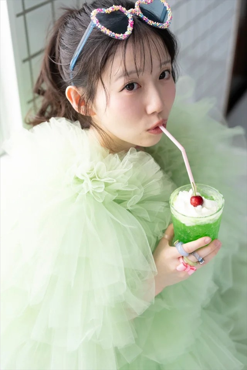 新居歩美1st写真集『あゆちひとくち』