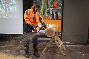 ↑STIHLのMSA 260 C-Oを報道陣の前でデモンストレーションした畠山健介氏